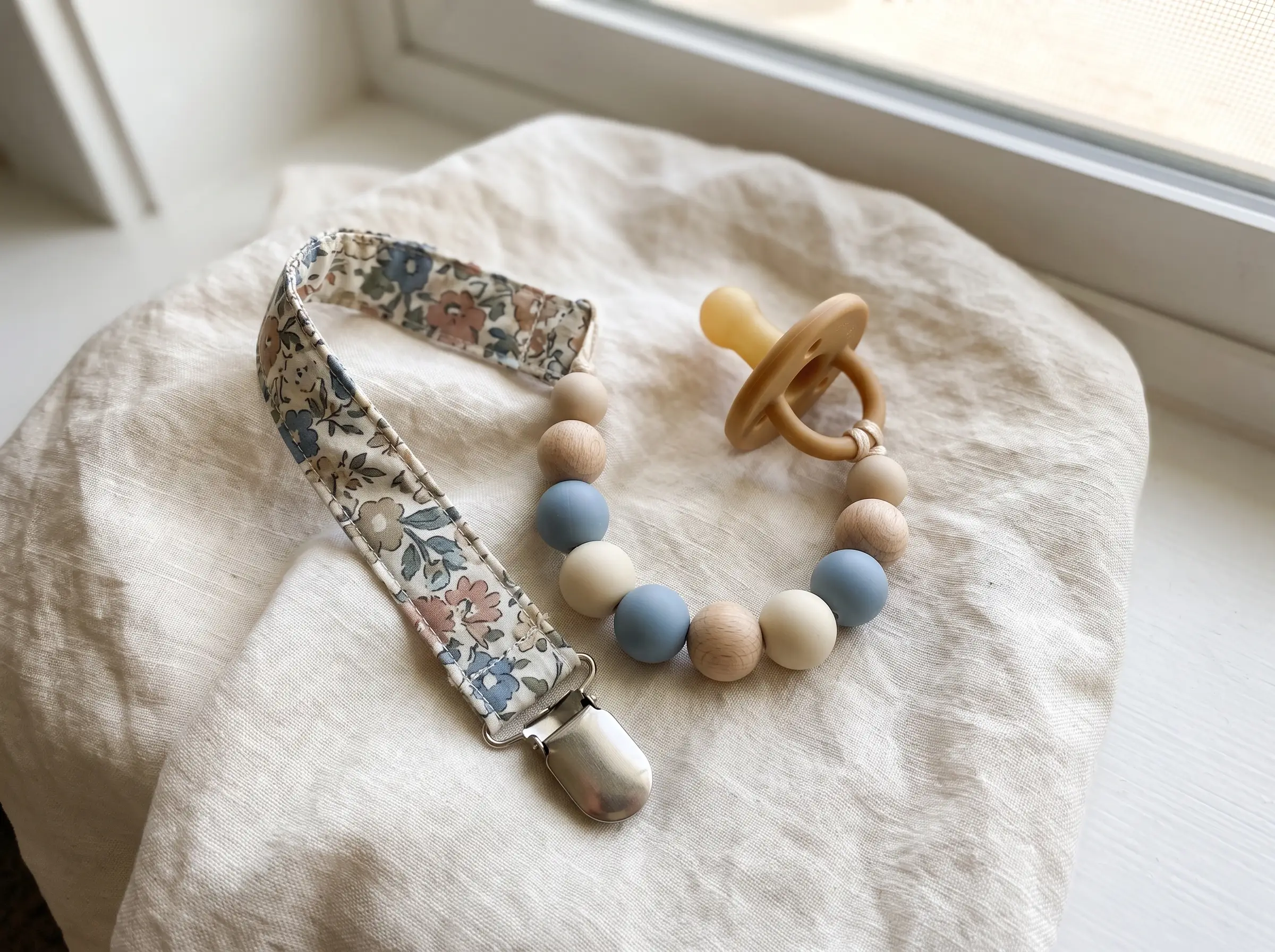 Itzy Ritzy Pacifier Clip